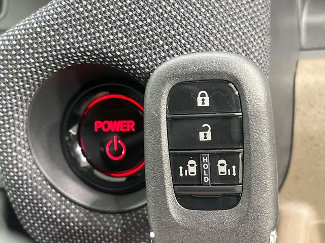 �yHonda�X�}�[�g�L�[�z�J�o����|�P�b�g�ɓ��ꂽ�܂܂ł��h�A�̎{���E�������\�ȃX�}�[�g�L�[�𑕔��B�G���W���̃I���E�I�t�����J�M�����o���K�v����������Ƃ��Ă��֗��ł���