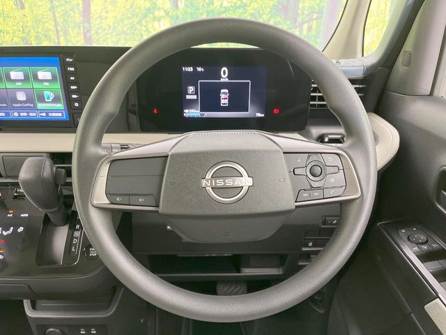 �C���e���A�ɍ��킹���f�U�C���̃X�e�A�����O�́A�^�]�������̂��Ƃ��l���A�^�]���₷���`��A�傫���ł��B�����x�A���ۂɐG���Ă��m���߂��������B