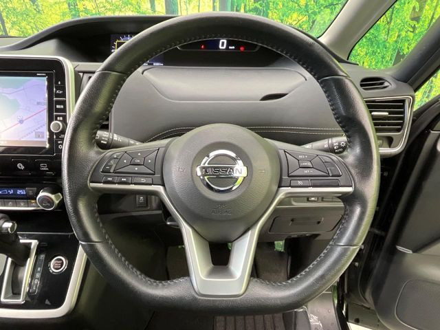 �C���e���A�ɍ��킹���f�U�C���̃X�e�A�����O�́A�^�]�������̂��Ƃ��l���A�^�]���₷���`��A�傫���ł��B�����x�A���ۂɐG���Ă��m���߂��������B