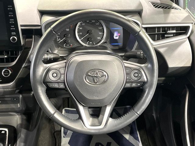 �C���e���A�ɍ��킹���f�U�C���̃X�e�A�����O�́A�^�]�������̂��Ƃ��l���A�^�]���₷���`��A�傫���ł��B�����x�A���ۂɐG���Ă��m���߂��������B