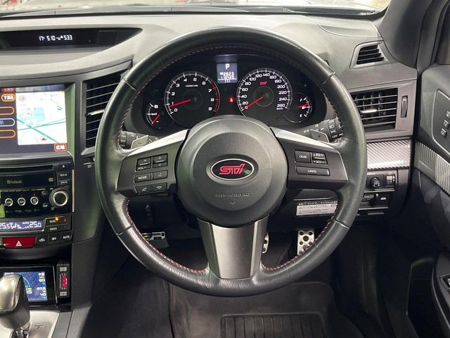 �C���e���A�ɍ��킹���f�U�C���̃X�e�A�����O�́A�^�]�������̂��Ƃ��l���A�^�]���₷���`��A�傫���ł��B�����x�A���ۂɐG���Ă��m���߂��������B