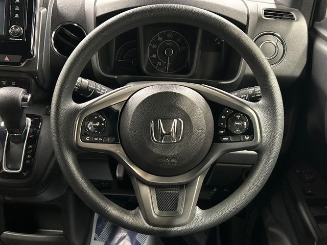 �C���e���A�ɍ��킹���f�U�C���̃X�e�A�����O�́A�^�]�������̂��Ƃ��l���A�^�]���₷���`��A�傫���ł��B�����x�A���ۂɐG���Ă��m���߂��������B