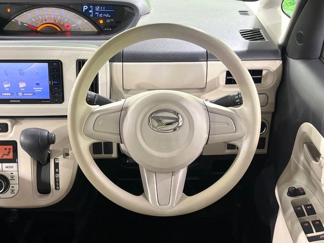 �C���e���A�ɍ��킹���f�U�C���̃X�e�A�����O�́A�^�]�������̂��Ƃ��l���A�^�]���₷���`��A�傫���ł��B�����x�A���ۂɐG���Ă��m���߂��������B