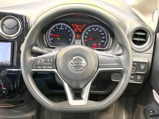�C���e���A�ɍ��킹���f�U�C���̃X�e�A�����O�́A�^�]�������̂��Ƃ��l���A�^�]���₷���`��A�傫���ł��B�����x�A���ۂɐG���Ă��m���߂��������B