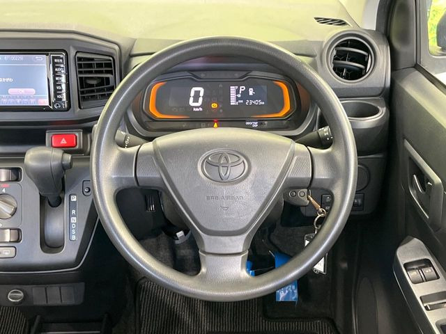 �C���e���A�ɍ��킹���f�U�C���̃X�e�A�����O�́A�^�]�������̂��Ƃ��l���A�^�]���₷���`��A�傫���ł��B�����x�A���ۂɐG���Ă��m���߂��������B