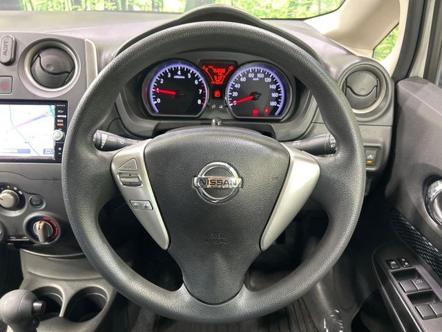 �C���e���A�ɍ��킹���f�U�C���̃X�e�A�����O�́A�^�]�������̂��Ƃ��l���A�^�]���₷���`��A�傫���ł��B�����x�A���ۂɐG���Ă��m���߂��������B