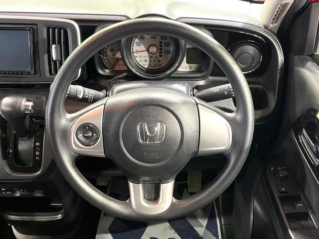 �C���e���A�ɍ��킹���f�U�C���̃X�e�A�����O�́A�^�]�������̂��Ƃ��l���A�^�]���₷���`��A�傫���ł��B�����x�A���ۂɐG���Ă��m���߂��������B