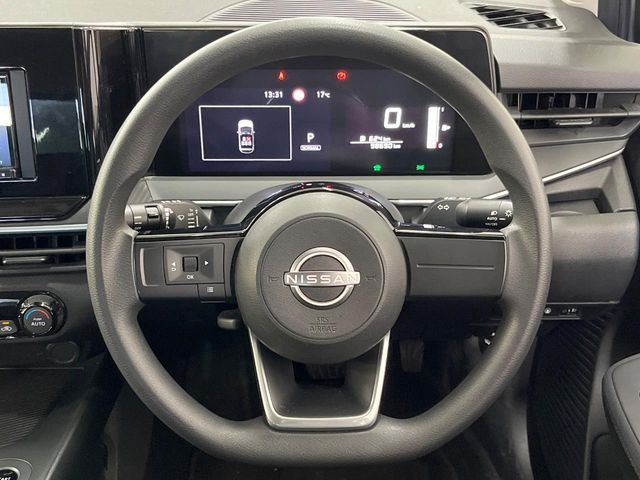 �C���e���A�ɍ��킹���f�U�C���̃X�e�A�����O�́A�^�]�������̂��Ƃ��l���A�^�]���₷���`��A�傫���ł��B�����x�A���ۂɐG���Ă��m���߂��������B