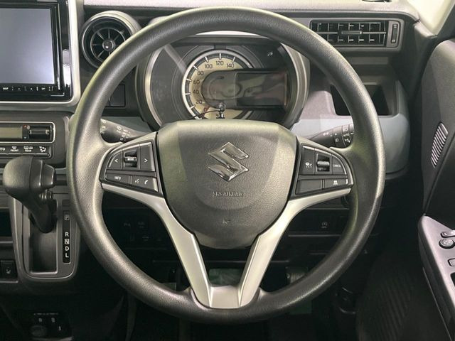 �C���e���A�ɍ��킹���f�U�C���̃X�e�A�����O�́A�^�]�������̂��Ƃ��l���A�^�]���₷���`��A�傫���ł��B�����x�A���ۂɐG���Ă��m���߂��������B