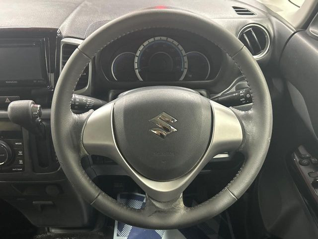 �C���e���A�ɍ��킹���f�U�C���̃X�e�A�����O�́A�^�]�������̂��Ƃ��l���A�^�]���₷���`��A�傫���ł��B�����x�A���ۂɐG���Ă��m���߂��������B