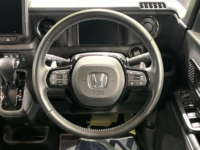 �C���e���A�ɍ��킹���f�U�C���̃X�e�A�����O�́A�^�]�������̂��Ƃ��l���A�^�]���₷���`��A�傫���ł��B�����x�A���ۂɐG���Ă��m���߂��������B