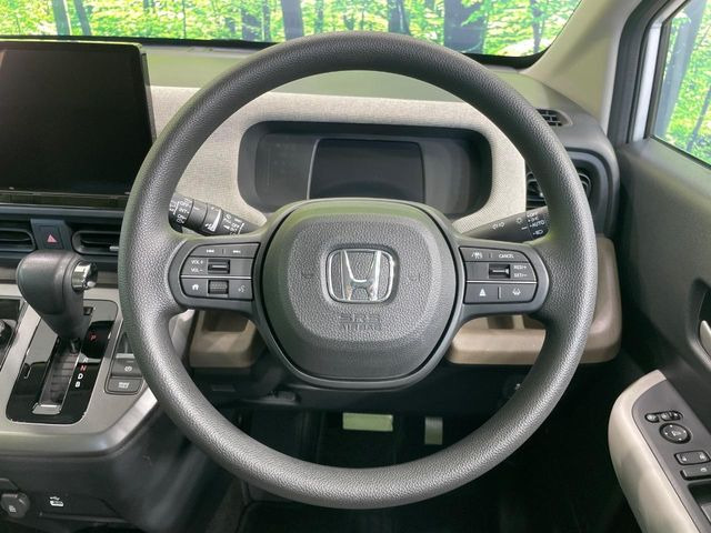 �C���e���A�ɍ��킹���f�U�C���̃X�e�A�����O�́A�^�]�������̂��Ƃ��l���A�^�]���₷���`��A�傫���ł��B�����x�A���ۂɐG���Ă��m���߂��������B