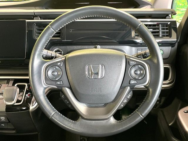 �C���e���A�ɍ��킹���f�U�C���̃X�e�A�����O�́A�^�]�������̂��Ƃ��l���A�^�]���₷���`��A�傫���ł��B�����x�A���ۂɐG���Ă��m���߂��������B