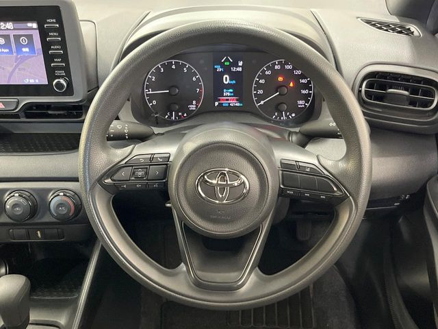 �C���e���A�ɍ��킹���f�U�C���̃X�e�A�����O�́A�^�]�������̂��Ƃ��l���A�^�]���₷���`��A�傫���ł��B�����x�A���ۂɐG���Ă��m���߂��������B