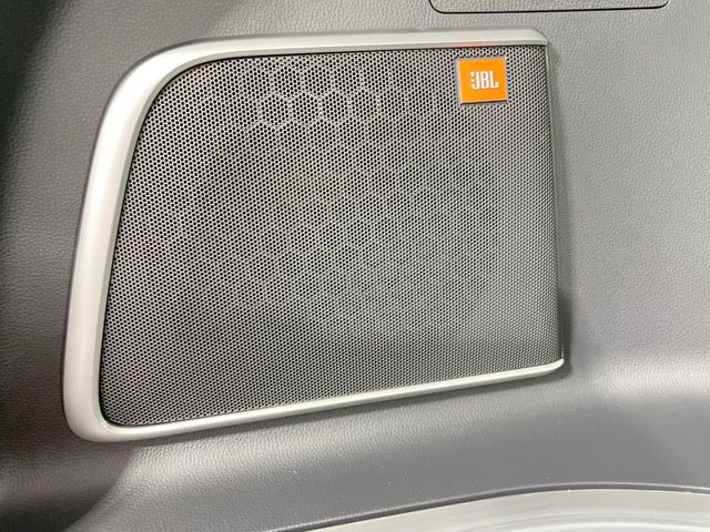 �yJBL�T�E���h�V�X�e���z���[�J�[�I�v�V�����̍��i�ʃT�E���h�V�X�e���𓋍ځB��p�̃`���[�j���O���{���ꂽ�召�l�X�ȃX�s�[�J�[����ǎ��ȃT�E���h���t�ł��A�Տꊴ���ӂ�鉹����Ԃ����o���܂��B