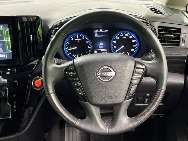 �C���e���A�ɍ��킹���f�U�C���̃X�e�A�����O�́A�^�]�������̂��Ƃ��l���A�^�]���₷���`��A�傫���ł��B�����x�A���ۂɐG���Ă��m���߂��������B
