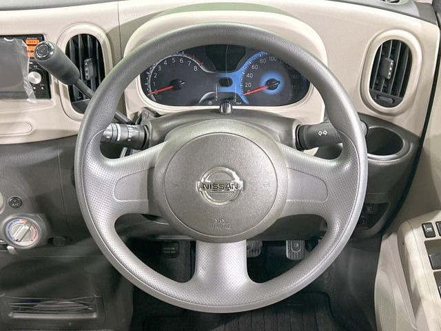 �C���e���A�ɍ��킹���f�U�C���̃X�e�A�����O�́A�^�]�������̂��Ƃ��l���A�^�]���₷���`��A�傫���ł��B�����x�A���ۂɐG���Ă��m���߂��������B