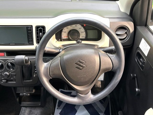�C���e���A�ɍ��킹���f�U�C���̃X�e�A�����O�́A�^�]�������̂��Ƃ��l���A�^�]���₷���`��A�傫���ł��B�����x�A���ۂɐG���Ă��m���߂��������B