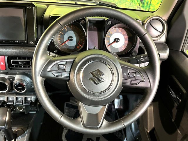 �C���e���A�ɍ��킹���f�U�C���̃X�e�A�����O�́A�^�]�������̂��Ƃ��l���A�^�]���₷���`��A�傫���ł��B�����x�A���ۂɐG���Ă��m���߂��������B