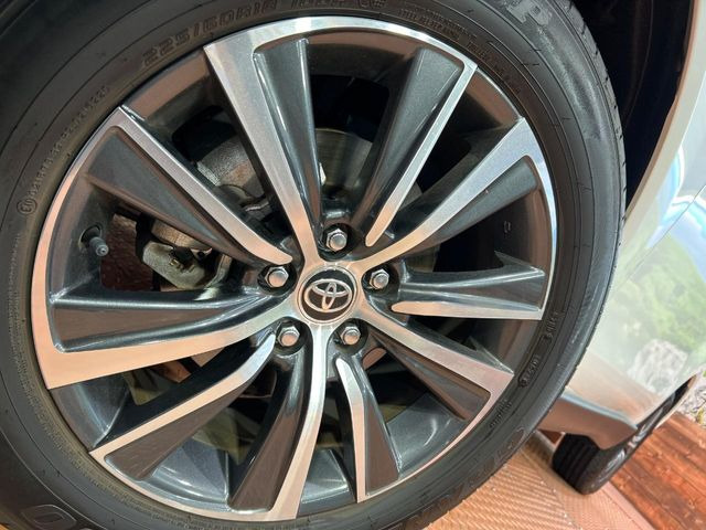 �y����18�C���`�A���~�z�C�[���z�O�ςɃ}�b�`���������A���~�z�C�[���𑕒����Ă���܂��B�e��ЊO�A���~�z�C�[����A�X�^�b�h���X�^�C�����戵�����Ă���܂��B���񂲑��k����������