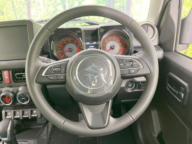 �C���e���A�ɍ��킹���f�U�C���̃X�e�A�����O�́A�^�]�������̂��Ƃ��l���A�^�]���₷���`��A�傫���ł��B�����x�A���ۂɐG���Ă��m���߂��������B