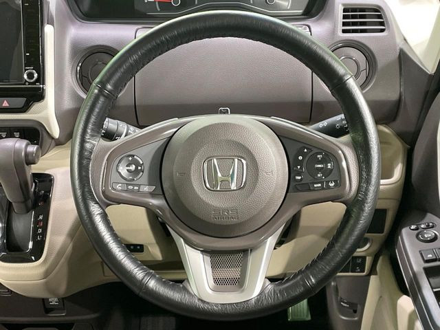 �C���e���A�ɍ��킹���f�U�C���̃X�e�A�����O�́A�^�]�������̂��Ƃ��l���A�^�]���₷���`��A�傫���ł��B�����x�A���ۂɐG���Ă��m���߂��������B