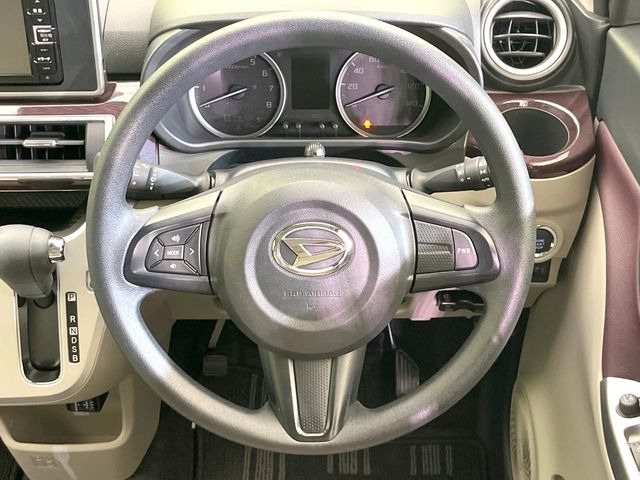 �C���e���A�ɍ��킹���f�U�C���̃X�e�A�����O�́A�^�]�������̂��Ƃ��l���A�^�]���₷���`��A�傫���ł��B�����x�A���ۂɐG���Ă��m���߂��������B