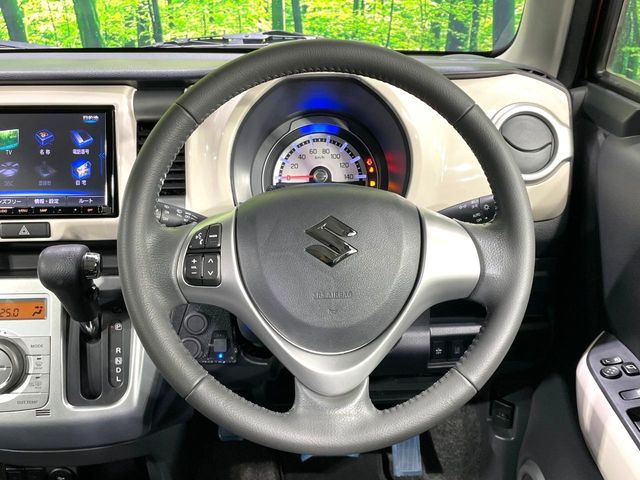 �C���e���A�ɍ��킹���f�U�C���̃X�e�A�����O�́A�^�]�������̂��Ƃ��l���A�^�]���₷���`��A�傫���ł��B�����x�A���ۂɐG���Ă��m���߂��������B