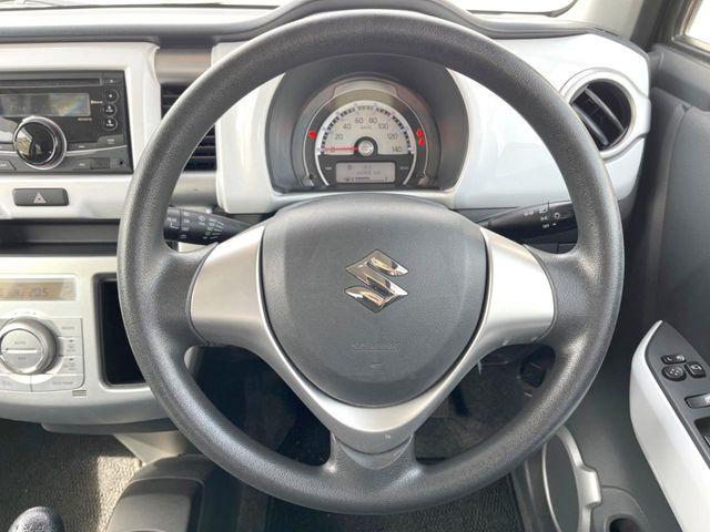 �C���e���A�ɍ��킹���f�U�C���̃X�e�A�����O�́A�^�]�������̂��Ƃ��l���A�^�]���₷���`��A�傫���ł��B�����x�A���ۂɐG���Ă��m���߂��������B