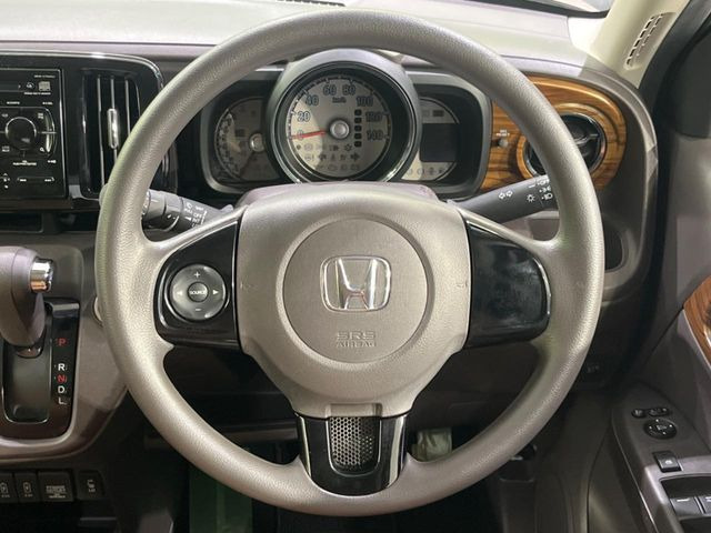 �C���e���A�ɍ��킹���f�U�C���̃X�e�A�����O�́A�^�]�������̂��Ƃ��l���A�^�]���₷���`��A�傫���ł��B�����x�A���ۂɐG���Ă��m���߂��������B