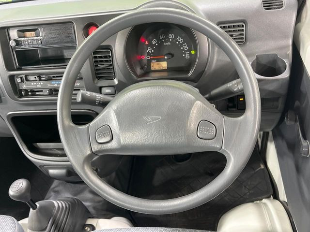 �C���e���A�ɍ��킹���f�U�C���̃X�e�A�����O�́A�^�]�������̂��Ƃ��l���A�^�]���₷���`��A�傫���ł��B�����x�A���ۂɐG���Ă��m���߂��������B