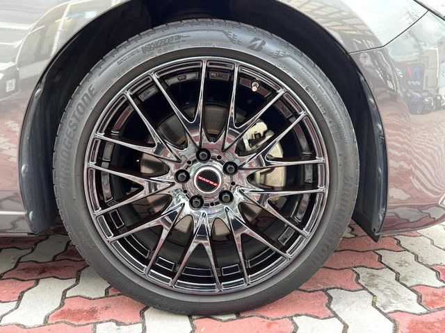�y19�C���`�A���~�z�C�[���z�O�ςɃ}�b�`�����A���~�z�C�[���𑕒����Ă���܂��B�e��A���~�z�C�[����A�X�^�b�h���X�^�C�����戵�����Ă���܂��B���񂲑��k����������