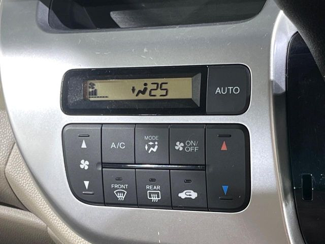 【オートエアコン】一度お好みの温度に設定すれば、車内の温度を検知し風量や温度を自動で調整。暑い&hellip;寒い&hellip;と何度もスイッチ操作をする必要はありません。快適な車内空間には必須の機能ですね♪