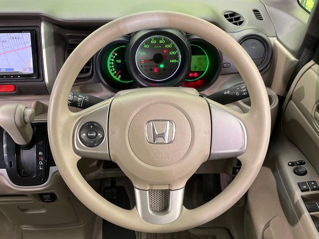 �C���e���A�ɍ��킹���f�U�C���̃X�e�A�����O�́A�^�]�������̂��Ƃ��l���A�^�]���₷���`��A�傫���ł��B�����x�A���ۂɐG���Ă��m���߂��������B