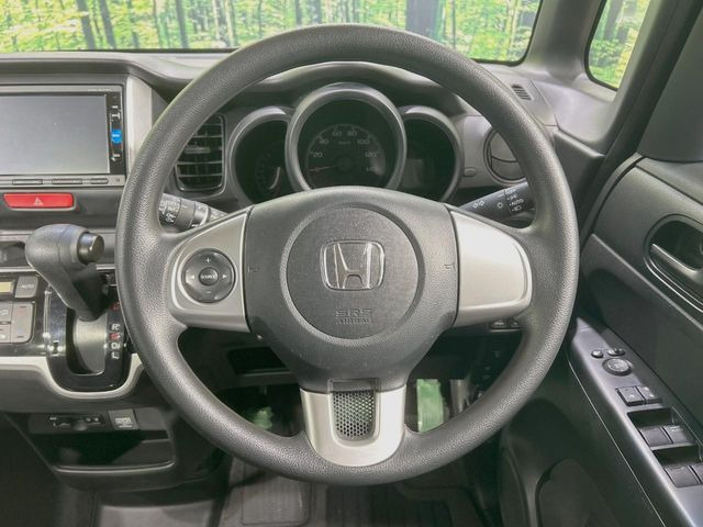 �C���e���A�ɍ��킹���f�U�C���̃X�e�A�����O�́A�^�]�������̂��Ƃ��l���A�^�]���₷���`��A�傫���ł��B�����x�A���ۂɐG���Ă��m���߂��������B