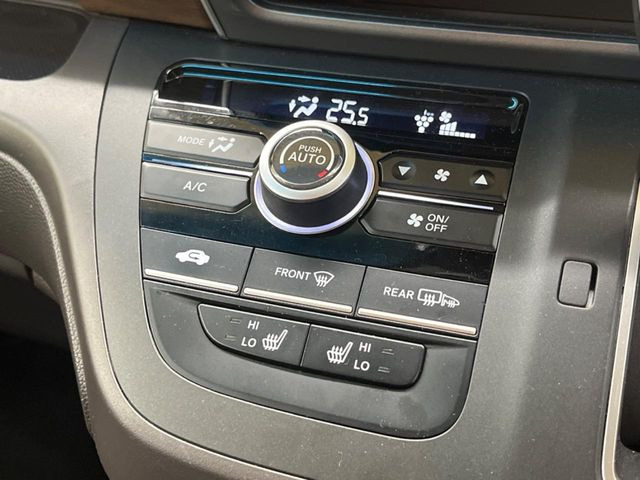 【オートエアコン】一度お好みの温度に設定すれば、車内の温度を検知し風量や温度を自動で調整。暑い&hellip;寒い&hellip;と何度もスイッチ操作をする必要はありません。快適な車内空間には必須の機能ですね♪