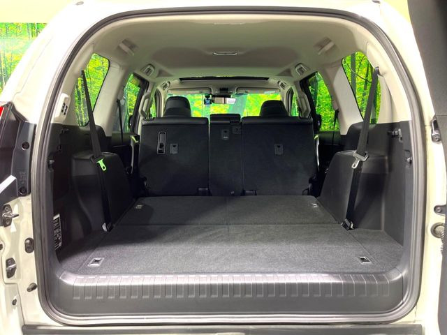普段のお買い物や通勤、送迎等に十分な荷室スペースを確保しております。サードシートを倒すと、大きな荷物の積載も可能です♪