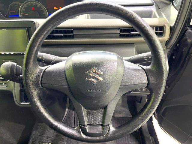 �C���e���A�ɍ��킹���f�U�C���̃X�e�A�����O�́A�^�]�������̂��Ƃ��l���A�^�]���₷���`��A�傫���ł��B�����x�A���ۂɐG���Ă��m���߂��������B
