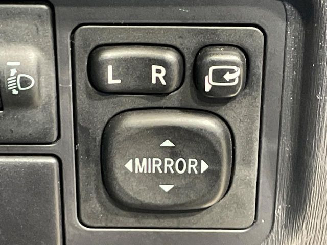 �y�d���i�[�~���[�z�T�C�h�~���[�͓d���i�[���ƂȂ��Ă���A�������ԏ�ł��L�Y�������X�N��}�����܂��B