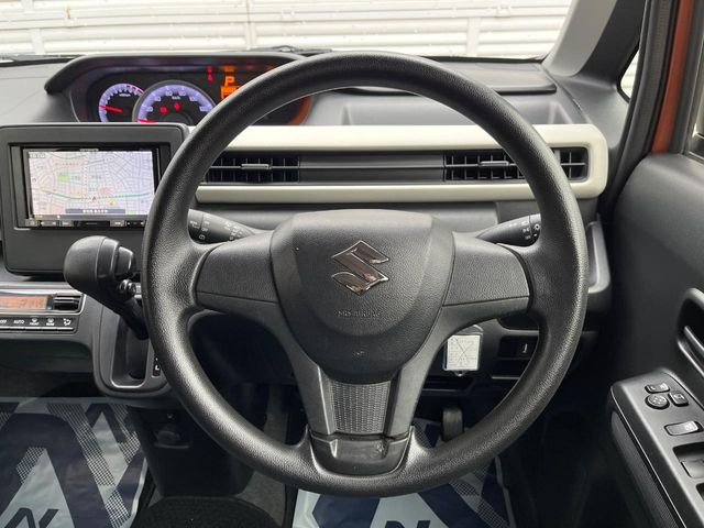 �C���e���A�ɍ��킹���f�U�C���̃X�e�A�����O�́A�^�]�������̂��Ƃ��l���A�^�]���₷���`��A�傫���ł��B�����x�A���ۂɐG���Ă��m���߂��������B