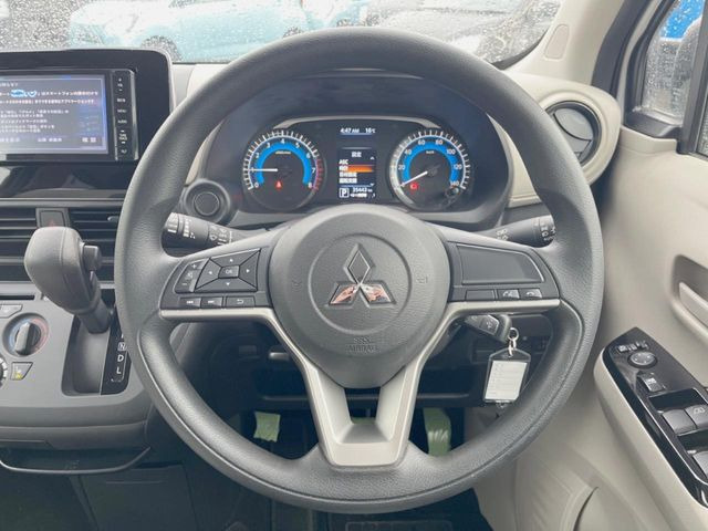 �C���e���A�ɍ��킹���f�U�C���̃X�e�A�����O�́A�^�]�������̂��Ƃ��l���A�^�]���₷���`��A�傫���ł��B�����x�A���ۂɐG���Ă��m���߂��������B