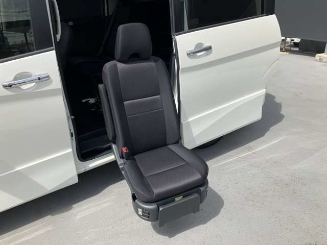 セレナ2.0 ハイウェイスター セカンドスライドアップシート 4WD