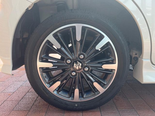 �y����15�C���`�A���~�z�C�[���z�����I�v�V�����z�C�[���𑕒��B���s���\�̌���ɉ����A�O�ς����X�^�C���b�V���ɂȂ��Ă��܂��B