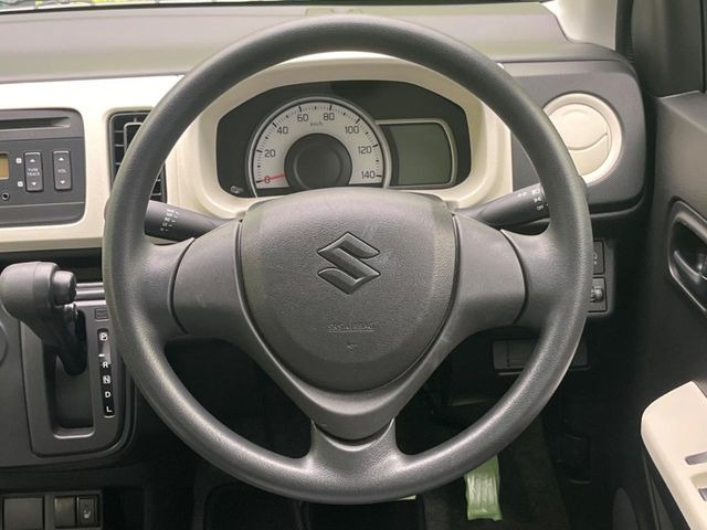 �C���e���A�ɍ��킹���f�U�C���̃X�e�A�����O�́A�^�]�������̂��Ƃ��l���A�^�]���₷���`��A�傫���ł��B�����x�A���ۂɐG���Ă��m���߂��������B