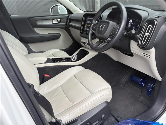 XC40B4 AWD インスクリプション 4WD