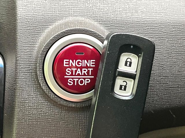 �yHonda�X�}�[�g�L�[�z�J�o����|�P�b�g�ɓ��ꂽ�܂܂ł��h�A�̎{���E�������\�ȃX�}�[�g�L�[�𑕔��B�G���W���̃I���E�I�t�����J�M�����o���K�v����������Ƃ��Ă��֗��ł���