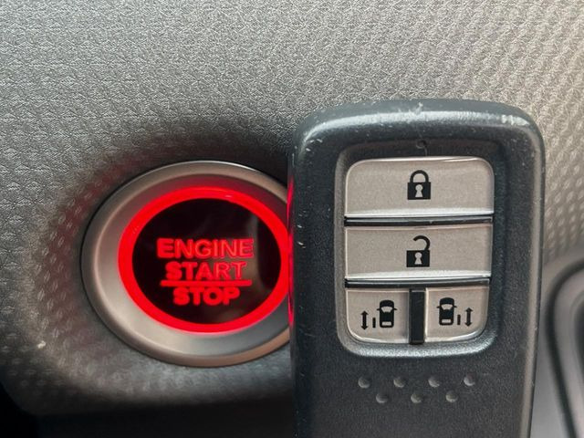 �yHonda�X�}�[�g�L�[�z�J�o����|�P�b�g�ɓ��ꂽ�܂܂ł��h�A�̎{���E�������\�ȃX�}�[�g�L�[�𑕔��B�G���W���̃I���E�I�t�����J�M�����o���K�v����������Ƃ��Ă��֗��ł���
