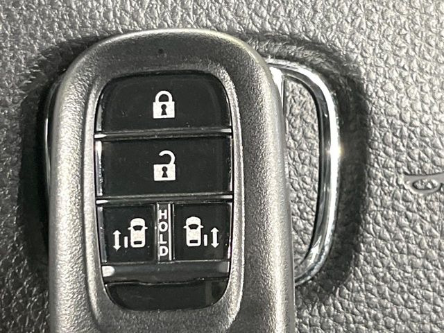 �yHonda�X�}�[�g�L�[�z�J�o����|�P�b�g�ɓ��ꂽ�܂܂ł��h�A�̎{���E�������\�ȃX�}�[�g�L�[�𑕔��B�G���W���̃I���E�I�t�����J�M�����o���K�v����������Ƃ��Ă��֗��ł���