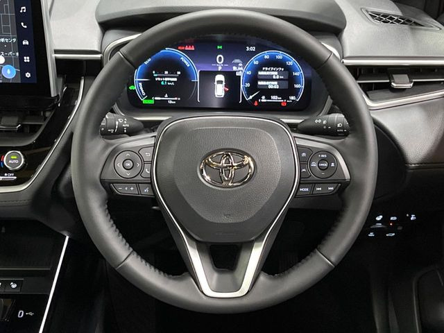 �C���e���A�ɍ��킹���f�U�C���̃X�e�A�����O�́A�^�]�������̂��Ƃ��l���A�^�]���₷���`��A�傫���ł��B�����x�A���ۂɐG���Ă��m���߂��������B