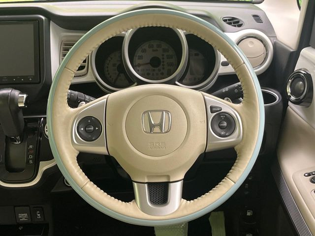 �C���e���A�ɍ��킹���f�U�C���̃X�e�A�����O�́A�^�]�������̂��Ƃ��l���A�^�]���₷���`��A�傫���ł��B�����x�A���ۂɐG���Ă��m���߂��������B